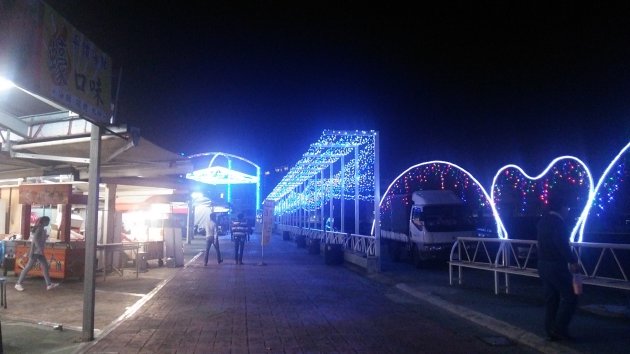 ライトアップされた禾豐卡友夜市内の風景